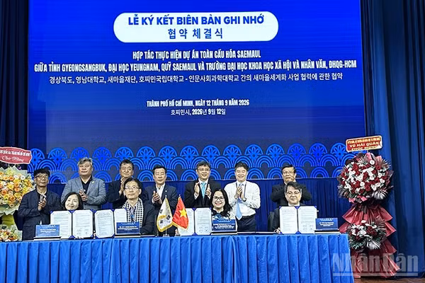 Trường đại học Khoa học Xã hội và Nhân văn (Đại học Quốc gia Thành phố Hồ Chí Minh), Trường đại học Yeungnam; Quỹ Saemaul và tỉnh Gyeongsangbuk ký kết Biên bản ghi nhớ về thịnh vượng chung bền vững và thiết lập quan hệ đối tác kinh tế Saemaul toàn cầu. (Ảnh: HOÀNG LIÊM)