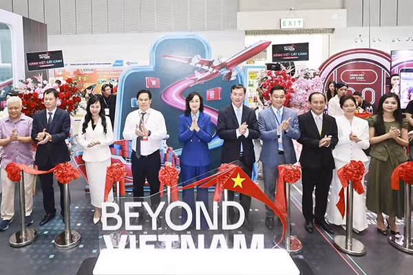 Các đại biểu thực hiện nghi thức công bố Dự án “Beyond Vietnam-Hàng Việt Cất Cánh”. (Ảnh: Ban tổ chức cung cấp)