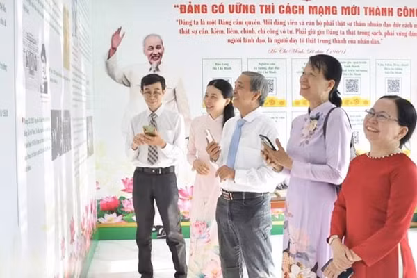 Chỉ cần một chiếc điện thoại người dân có thể tìm hiểu thân thế, sự nghiệp của Chủ tịch Hồ Chí Minh tại Không gian văn hóa Hồ Chí Minh xã Bình Chánh. (Ảnh: CTV)