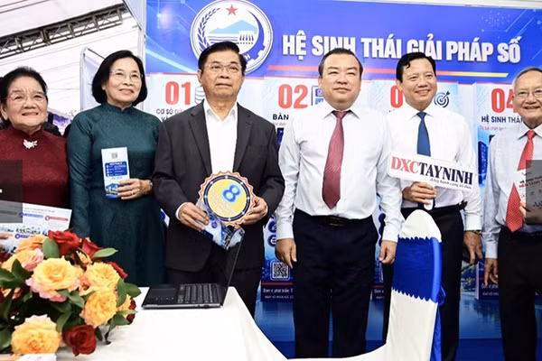 Lãnh đạo tỉnh Tây Ninh tại Ngày hội Khoa học, Công nghệ, Đổi mới sáng tạo và Chuyển đổi số tỉnh Tây Ninh năm 2026. (Ảnh: Sở Khoa học và Công nghệ tỉnh Tây Ninh)