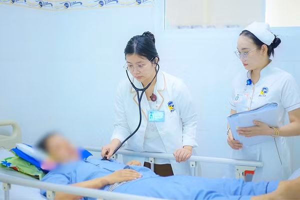Bác sĩ thăm khám người bệnh sau 48 giờ nhập viện. (Ảnh: Bệnh viện cung cấp)