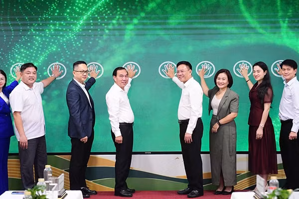 Đại diện Ban tổ chức và các đại biểu thực hiện nghi thức phát động Cuộc thi. (Ảnh: QUANG ĐỊNH)