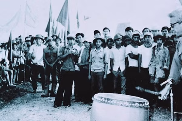 Lực lượng Thanh niên xung phong thành phố những ngày đầu xuất quân lên biên giới Tây Nam. (Ảnh: Tư liệu Thanh niên xung phong)