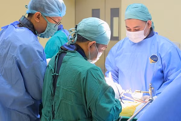 Ê-kíp phẫu thuật phối hợp Ngoại Thần kinh và Gây mê hồi sức. (Ảnh: Bệnh viện cung cấp)