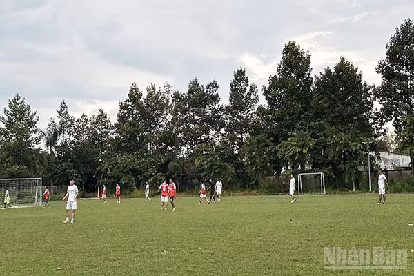 Thanh thiếu niên chơi bóng đá vào buổi chiều ở sân vận động xã Thái Mỹ. (Ảnh: HOÀNG LIÊM)