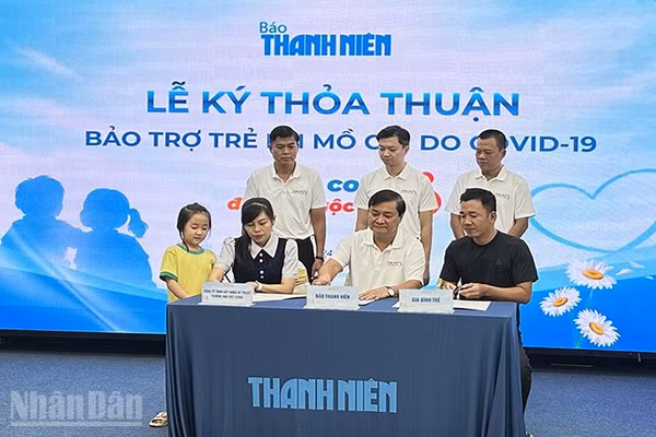Các đơn vị và đại diện gia đình ký thỏa thuận bảo trợ lâu dài cho trẻ mồ côi do đại dịch Covid-19 (Ảnh: HOÀNG LIÊM)