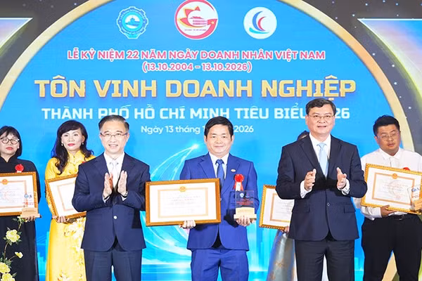 Lãnh đạo Thành phố Hồ Chí Minh trao danh hiệu “Doanh nghiệp Thành phố Hồ Chí Minh tiêu biểu” năm 2026 cho đại diện các doanh nghiệp. (Ảnh: CTV)