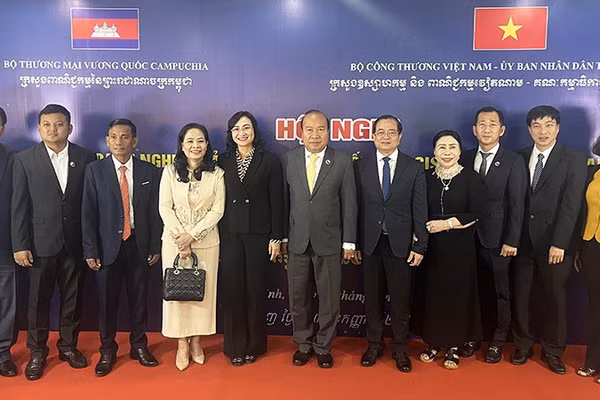 Đại diện Bộ Thương mại Vương quốc Campuchia, Bộ Công thương Việt Nam, Ủy ban nhân dân tỉnh Tây Ninh trong một lần đồng tổ chức hội nghị kết nối giao thương. (Ảnh: MINH ANH)