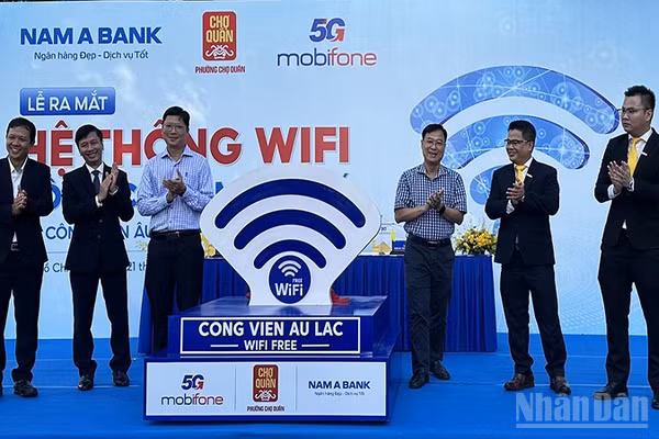 Các đại biểu thực hiện nghi thức ra mắt hệ thống wifi công cộng miễn phí tại công viên Âu Lạc. (Ảnh: HOÀNG LIÊM)