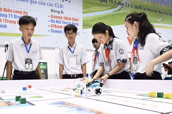 Các đội thi trực tiếp vận hành robot trên sa bàn. (Ảnh: Ban tổ chức)