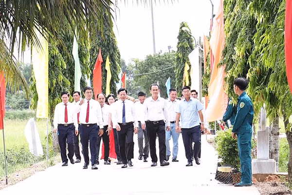 Phó Chủ tịch Ủy ban nhân dân tỉnh Tây Ninh Phạm Tấn Hòa (giữa) khánh thành tuyến đường. (Ảnh: xã An Ninh cung cấp)