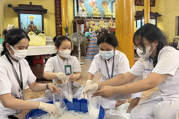 Nhân viên y tế tham gia nấu bánh canh chay cho người bệnh. (Ảnh: CTV)