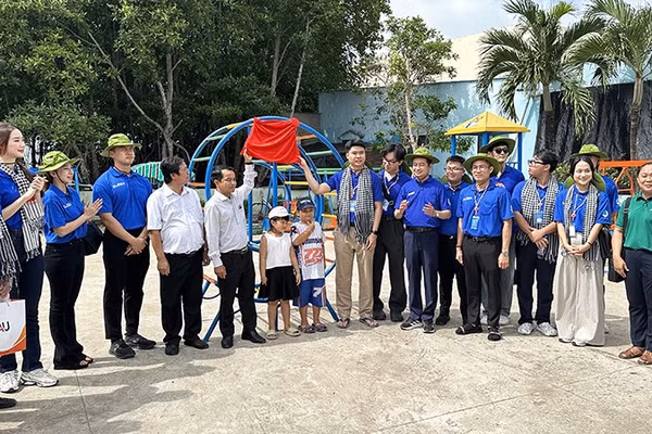 Ban tổ chức khánh thành một sân chơi thiếu nhi ở xã đảo Thạnh An.