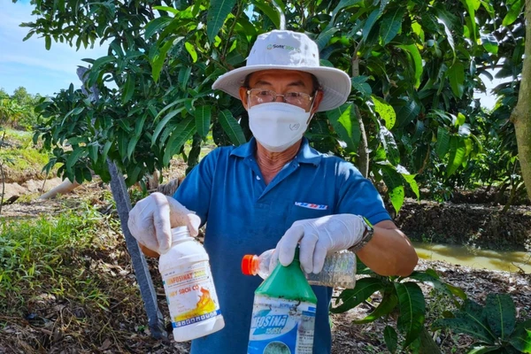 Việc lạm dụng các hóa chất bảo vệ thực vật, chất diệt cỏ sẽ để lại những mối nguy hiểm dài lâu do lượng tồn dư của chúng trong đất và nguồn nước.