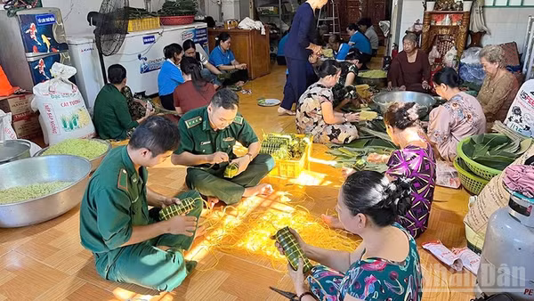 Phụ nữ xã Thường Phước và lực lượng Bộ đội Biên phòng gói bánh tét tặng các hộ gia đình chính sách nhân dịp 27/7.