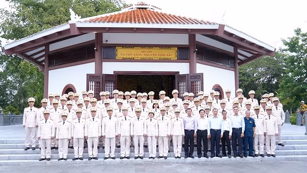 Đại biểu dự Họp mặt truyền thống lực lượng An ninh nhân dân viếng Đền thờ cụ Phó bảng Nguyễn Sinh Sắc, thân sinh Chủ tịch Hồ Chí Minh.
