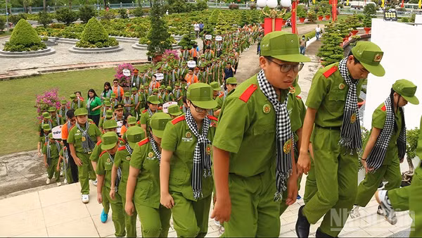 Chiến sĩ tham gia viếng, thắp hương và dâng hoa tại Nghĩa trang liệt sĩ tỉnh Đồng Tháp.