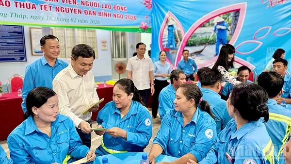 Phó Bí thư Thường trực Tỉnh ủy, Chủ tịch Ủy ban Mặt trận Tổ quốc Việt Nam tỉnh Đồng Tháp Phan Văn Thắng tặng quà người lao động Công ty cổ phần Cấp nước và môi trường đô thị Đồng Tháp.