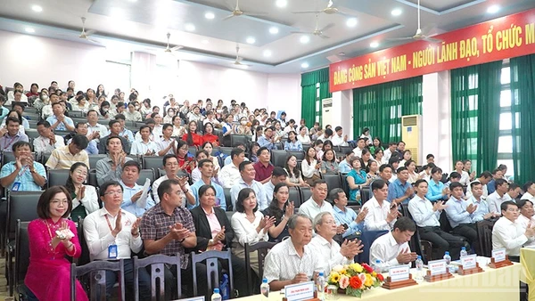 Đại biểu tham dự hội nghị. (Ảnh: HỮU NGHĨA)