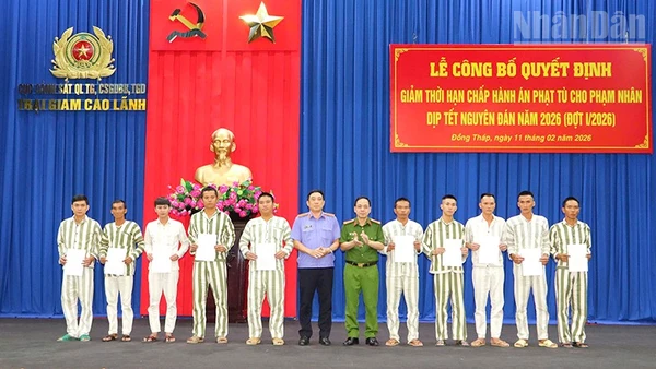Đại tá Phạm Văn Duyên, Giám thị Trại giam Cao Lãnh và ông Trần Văn Kiến, Phó Chánh án, Tòa án nhân dân tỉnh Đồng Tháp trao quyết định giảm hết thời hạn chấp hành án cho các phạm nhân.