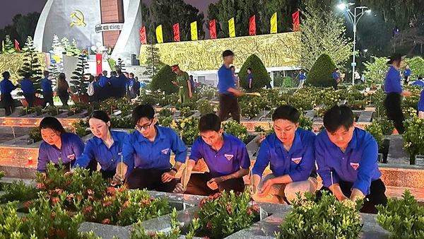 Thắp hương và nến tri ân tại Nghĩa trang liệt sĩ tỉnh Đồng Tháp, phường Mỹ Trà.