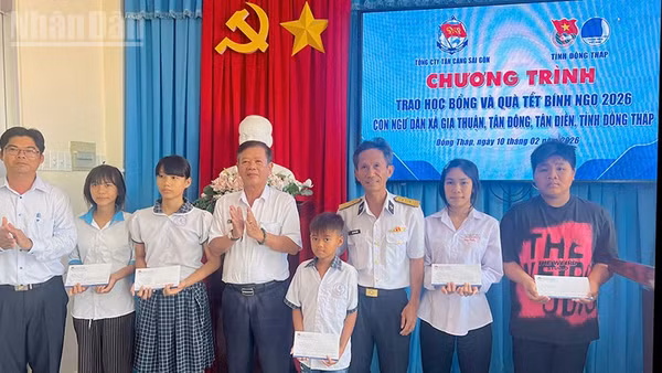 Học sinh con em ngư dân nhận học bổng.