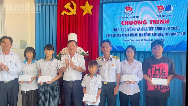 Học sinh con em ngư dân nhận học bổng.