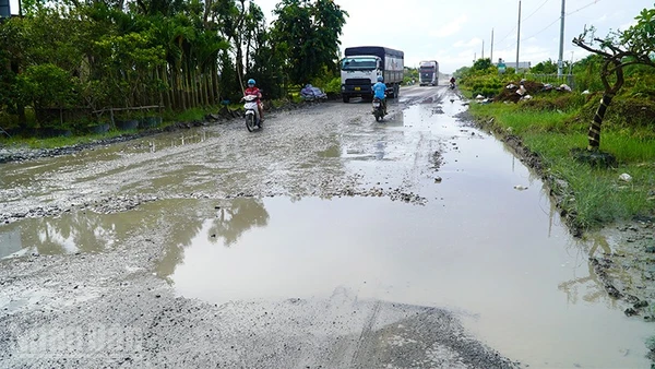 Một số đoạn của tuyến đường Tỉnh lộ 852B đang xuống cấp. 