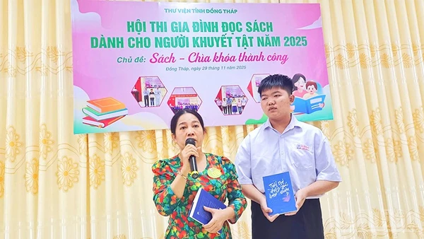 Một gia đình tham gia phần thi.