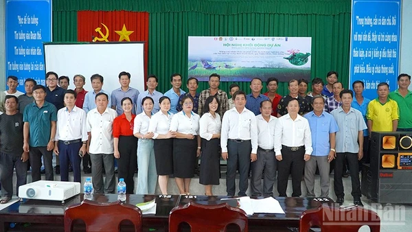 Đại biểu và hộ dân chụp hình lưu niệm tại lễ khởi động Dự án.