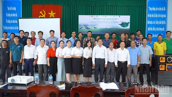 Đại biểu và hộ dân chụp hình lưu niệm tại lễ khởi động Dự án.