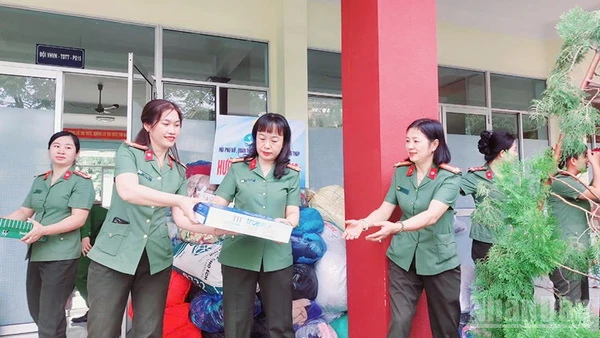 Nữ cán bộ, chiến sĩ chuyển nhu yếu phẩm lên xe hỗ trợ đồng bào miền trung.