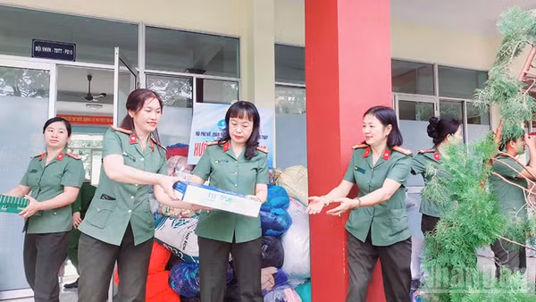 Nữ cán bộ, chiến sĩ chuyển nhu yếu phẩm lên xe hỗ trợ đồng bào miền trung.