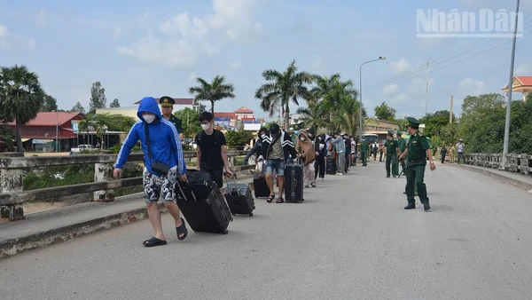 57 công dân được bàn giao cho Đồn Biên phòng Cửa khẩu quốc tế Dinh Bà.