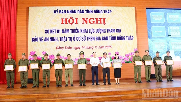 Chủ tịch Ủy ban nhân dân tỉnh Đồng Tháp Trần Trí Quang trao Bằng khen tặng các tập thể, cá nhân.