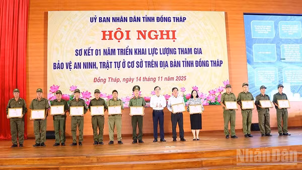 Chủ tịch Ủy ban nhân dân tỉnh Đồng Tháp Trần Trí Quang trao Bằng khen tặng các tập thể, cá nhân.