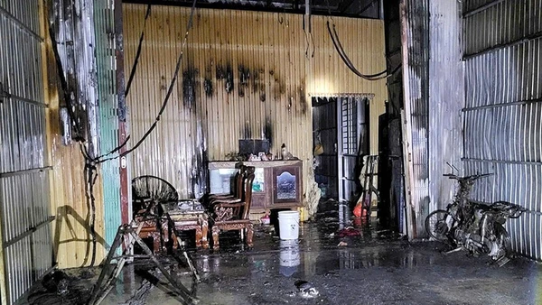 Nhà dân bị dây điện cháy rớt trúng cháy lan, dẫn đến xe máy và nhiều vật dụng trong nhà bị hư hỏng.