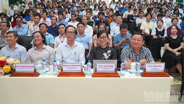 Đại biểu, giảng viên, nghiên cứu sinh và sinh viên tham dự chuỗi sự kiện.