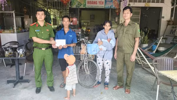 Công an xã Bình Hàng Trung hỗ trợ gia đình chị Trần Thị Cẩm Duyên. (Ảnh: Công an cung cấp)