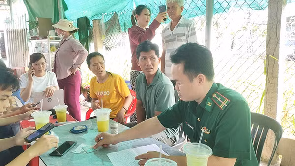 Cán bộ Biên phòng tuyên truyền, hướng dẫn ngư dân tiếp cận mô hình “Cẩm nang ngư dân số” thông qua quét mã QR, góp phần nâng cao nhận thức và chấp hành các quy định về chống khai thác IUU. (Ảnh: HÒA BÌNH)