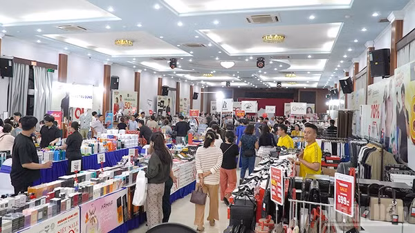 Sự kiện khuyến mại hàng hiệu “Cao Lãnh Mega Sale 2026” tại phường Cao Lãnh, tỉnh Đồng Tháp thu hút nhiều người dân đến mua sắm. (Ảnh: HỮU NGHĨA)