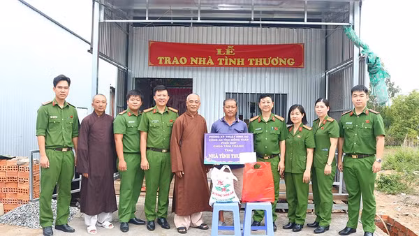 Trao nhà tặng gia đình có hoàn cảnh khó khăn tại xã Phú Cường, tỉnh Đồng Tháp.