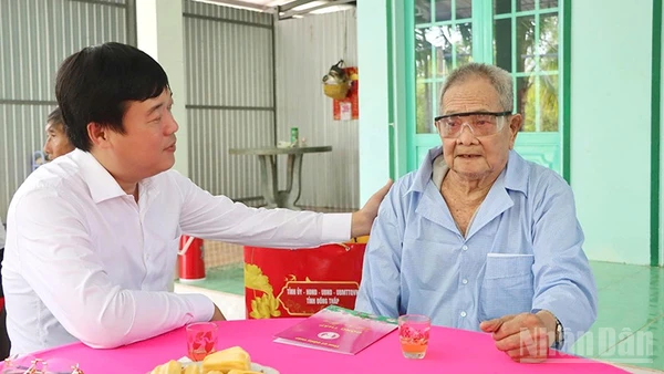 Bí thư Tỉnh ủy Đồng Tháp Lê Quốc Phong thăm hỏi sức khỏe, cuộc sống hằng ngày của thương binh Nguyễn Văn Út.