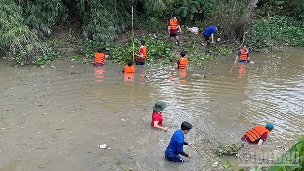Xã đoàn Lấp Vò dọn kênh làm sạch dòng sông.