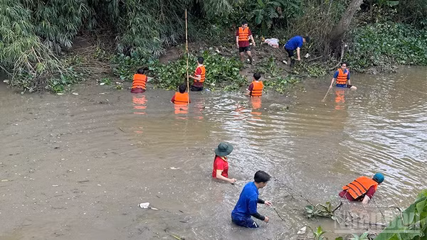 Xã đoàn Lấp Vò dọn kênh làm sạch dòng sông.