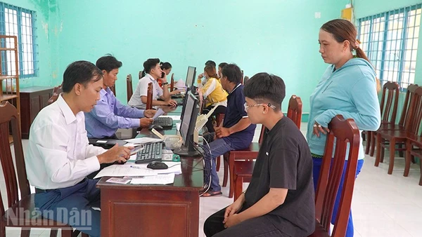 Người dân đến làm thủ tục hành chính tại phường biên giới Thường Lạc, tỉnh Đồng Tháp.