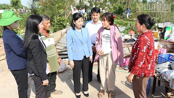 Đồng chí Châu Thị Mỹ Phương, Phó Bí thư Tỉnh ủy, Chủ tịch Hội đồng nhân dân tỉnh (thứ 4 từ phải qua) thăm, động viên gia đình có nhà bị sập do mưa, dông.