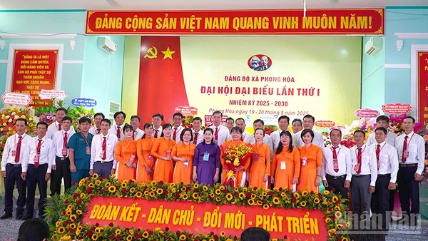Lãnh đạo tỉnh, đại biểu tại buổi ra mắt đại hội của Ban Chấp hành Đảng bộ xã Phong Hòa.