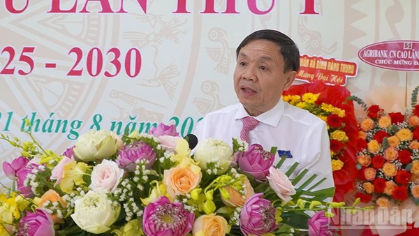 Đồng chí Phan Văn Thắng, Phó Bí thư Tỉnh ủy, Chủ tịch Ủy ban Mặt trận Tổ quốc Việt Nam tỉnh Đồng Tháp phát biểu chỉ đạo Đại hội Đảng bộ xã Bình Hàng Trung.