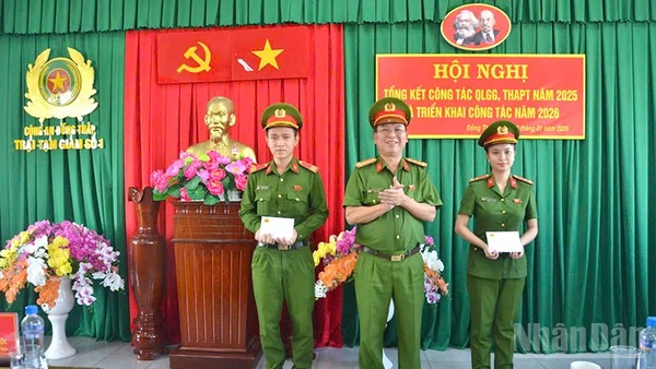 Đại tá Nguyễn Văn Lộc, Phó Giám đốc Công an tỉnh Đồng Tháp trao tiền hỗ trợ cho Thượng úy Nguyễn Thị Như Ngọc và Thượng sĩ Võ Trung Hậu.